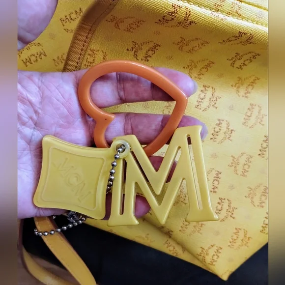 MCM Yellow Tote Bag with Iconic Monogram Pattern - Picture 4 of 13